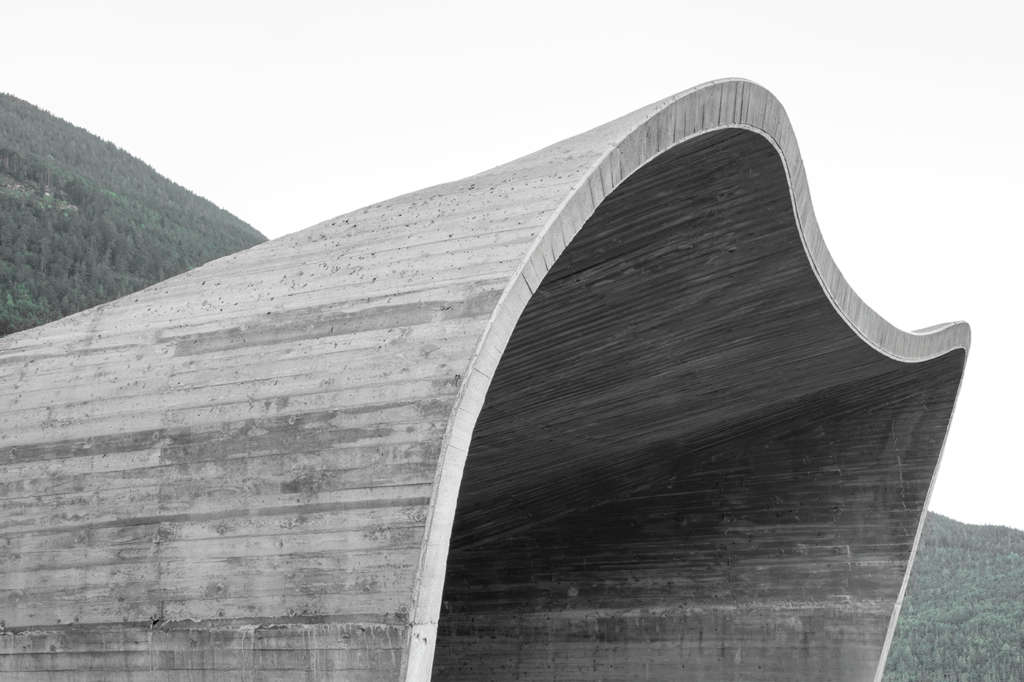 A sculptural portal emerges on a ring road in South Tyrol