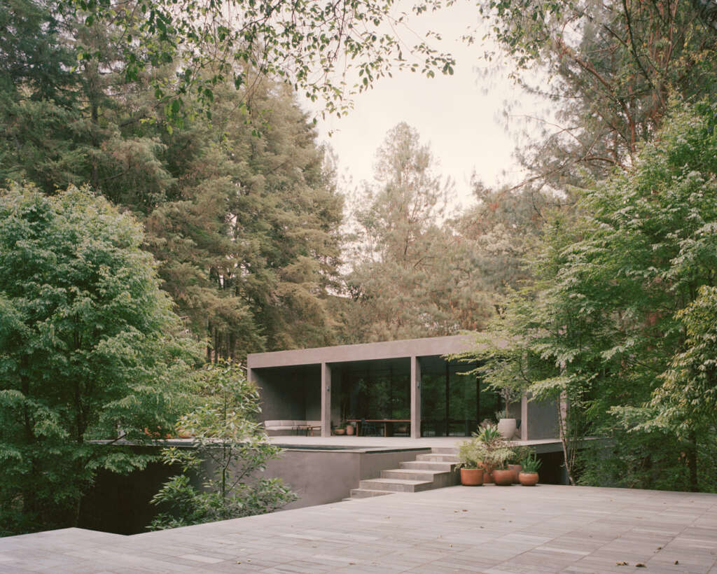 Copas is a residence that adapts to the natural topography of the site