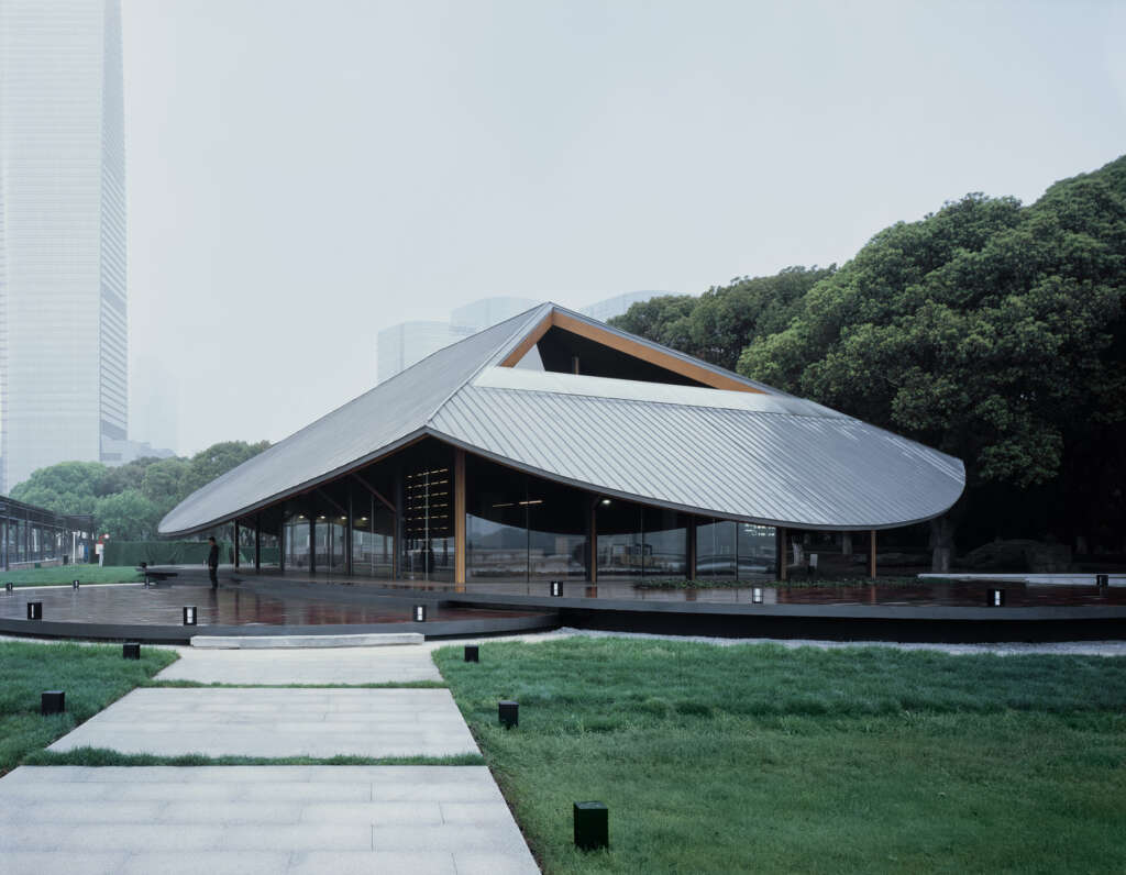 Galaxy Arch create lakeside cabin with low-hanging eaves in Suzhou
