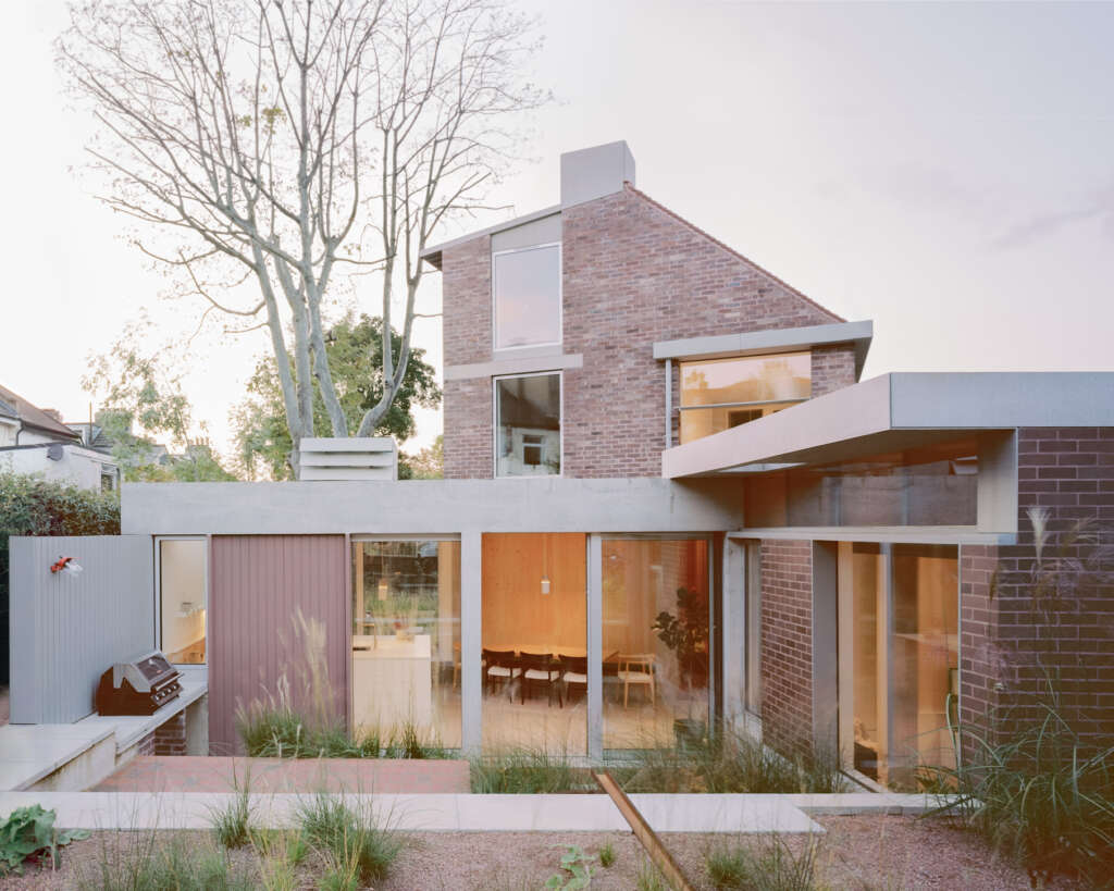 31/44 Architects conceive London house as part-farmhouse and part-California Case Study House