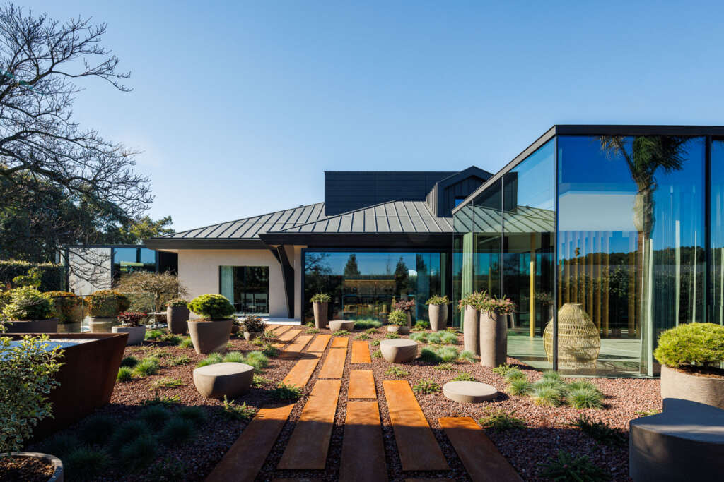 Ricardo Azevedo Arquitecto designs glass house around garden in Porto
