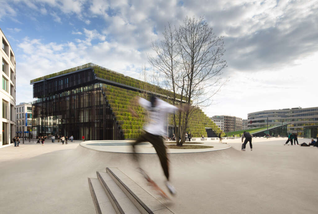 ingenhoven associates design pilot project with green hedges that will improve Düsseldorf's microclimate