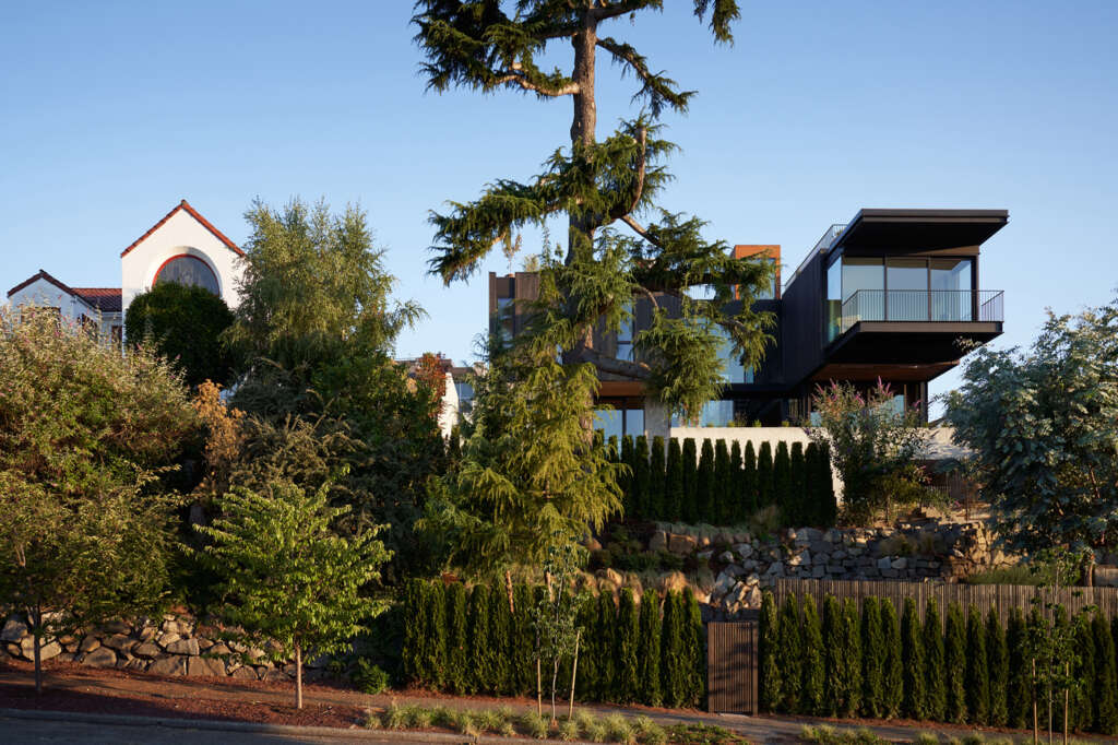 GO’C completes cantilevering house overlooking downtown Seattle