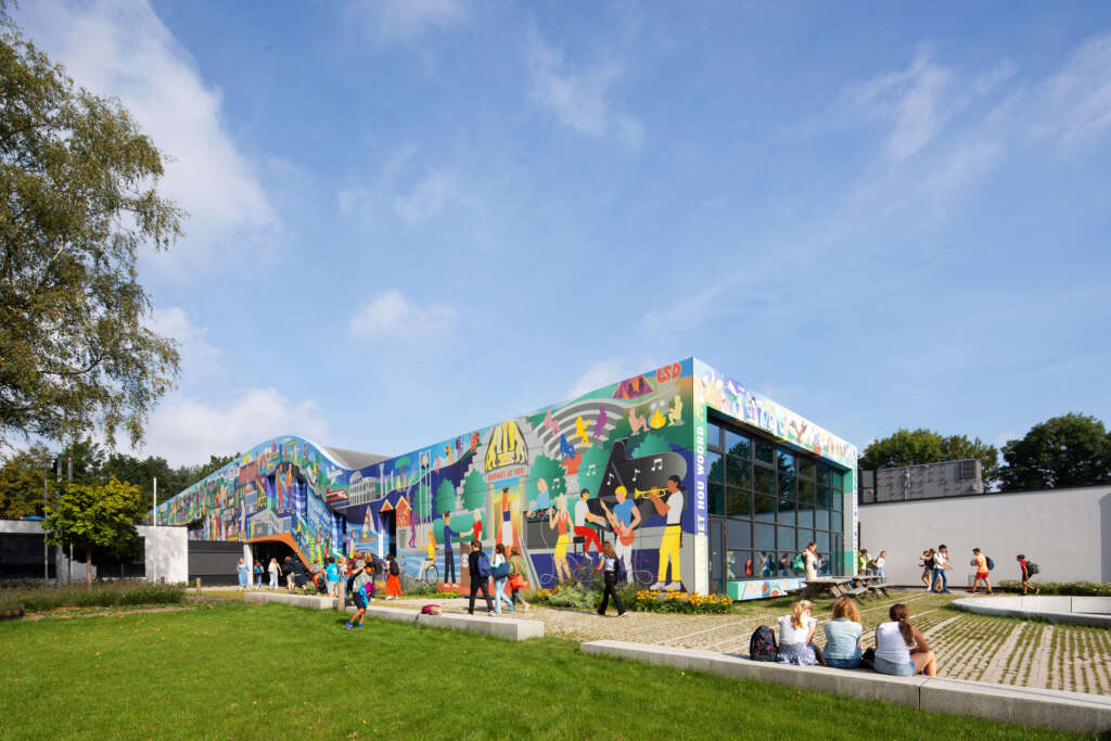 Storytelling through a façade artwork: Alumni Winy Maas and Theobert van Boven give Gymnasium Beekvliet a new look