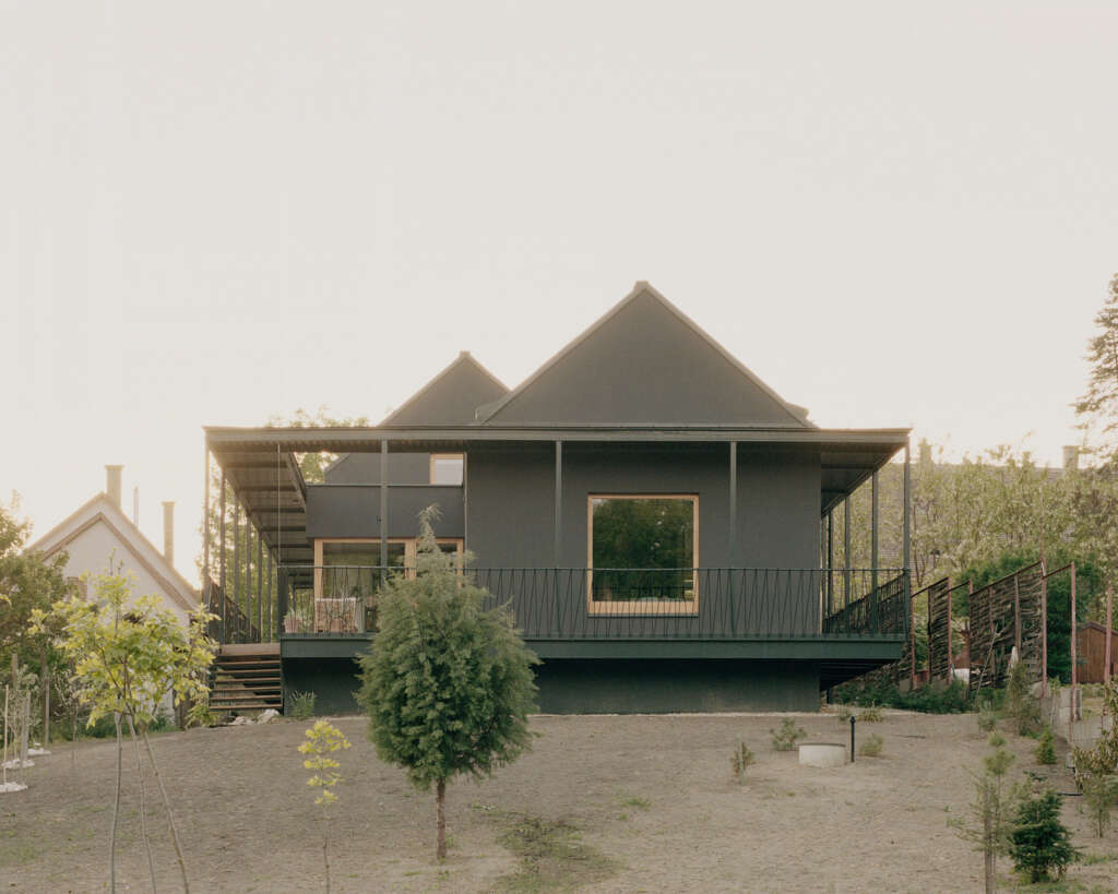 Théque Atelier design house with black-framed porch in Szeged, Hungary