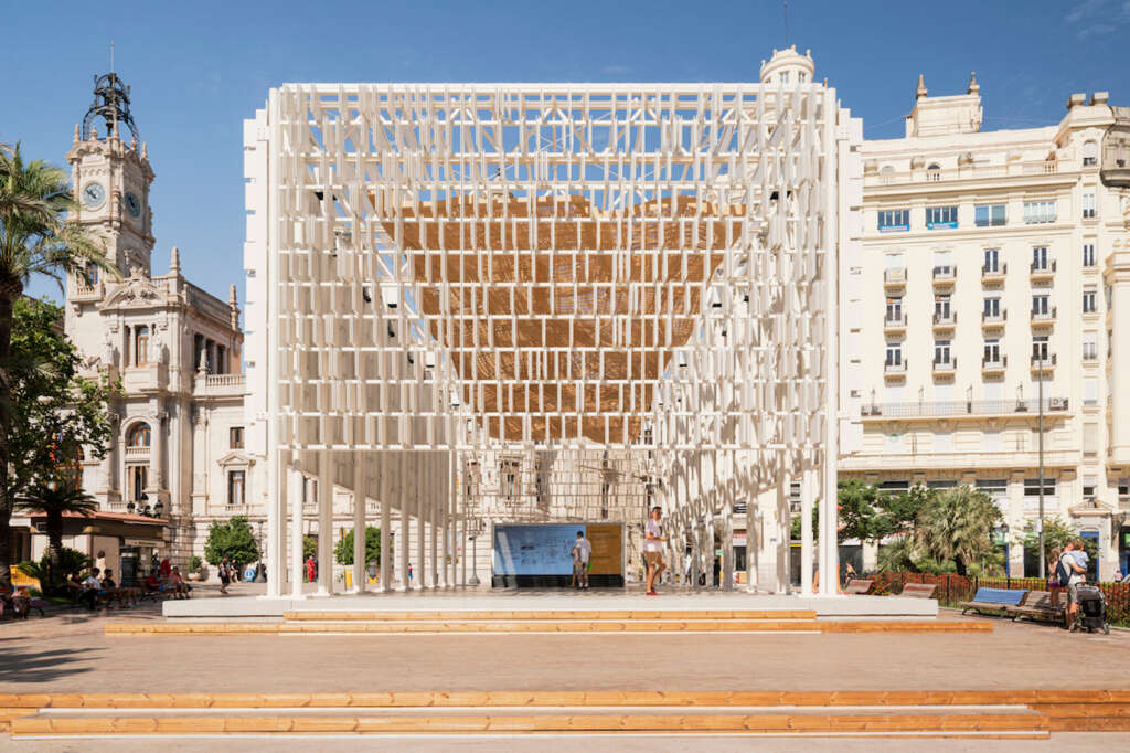 Agora Valencia, the pavilion of World Design Capital Valencia 2022, opens its doors to the public in the Plaza del Ayuntamiento