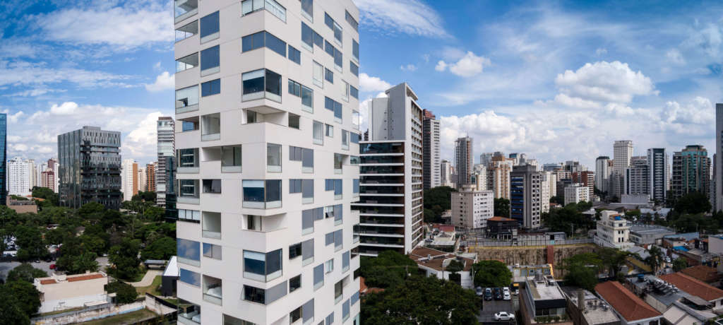 São Paulo apartment building plays with dynamic modules