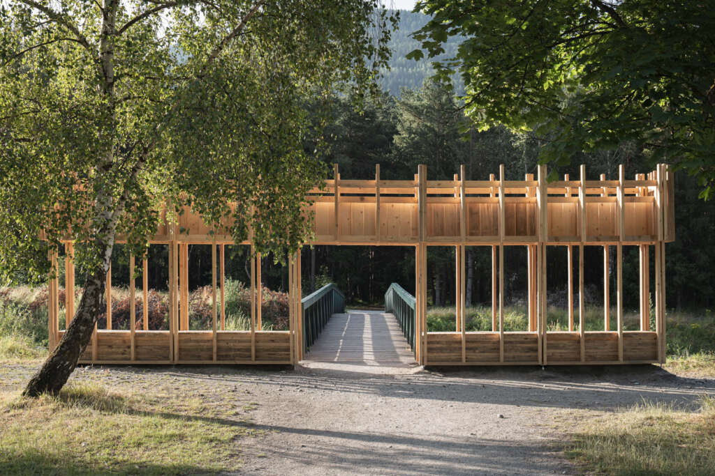 A new park entrance in Bourg-Saint-Maurice bridges two distinct landscapes
