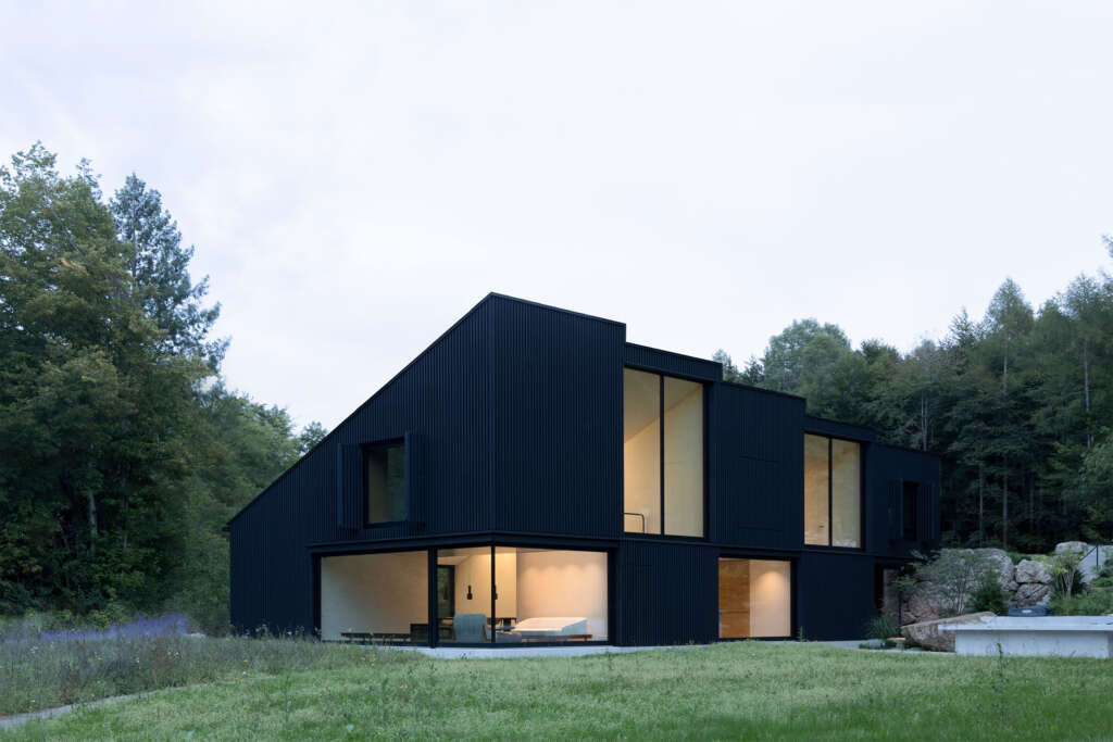 Appels Architekten design family home in Bavaria with carefully composed views