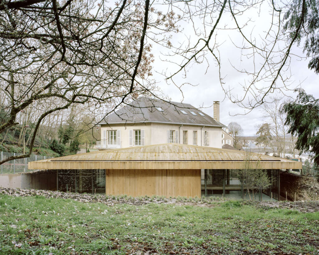 Atelier Delalande Tabourin design humble pavilion for the National Office of Forests of Versailles