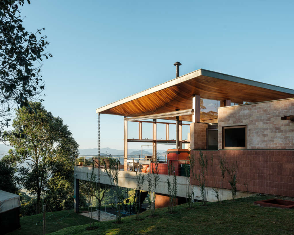 Koba House rests on a steep slope within the Mantiqueira Mountain Range in Minas Gerais
