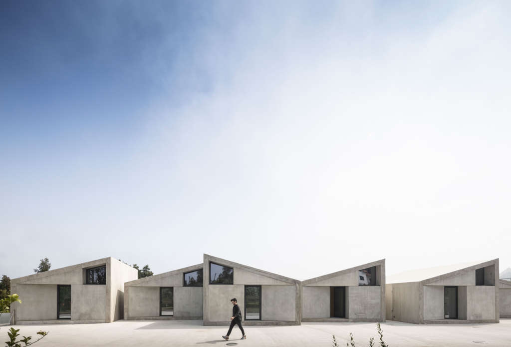 SUMMARY design prefabricated concrete villas in rural Portugal