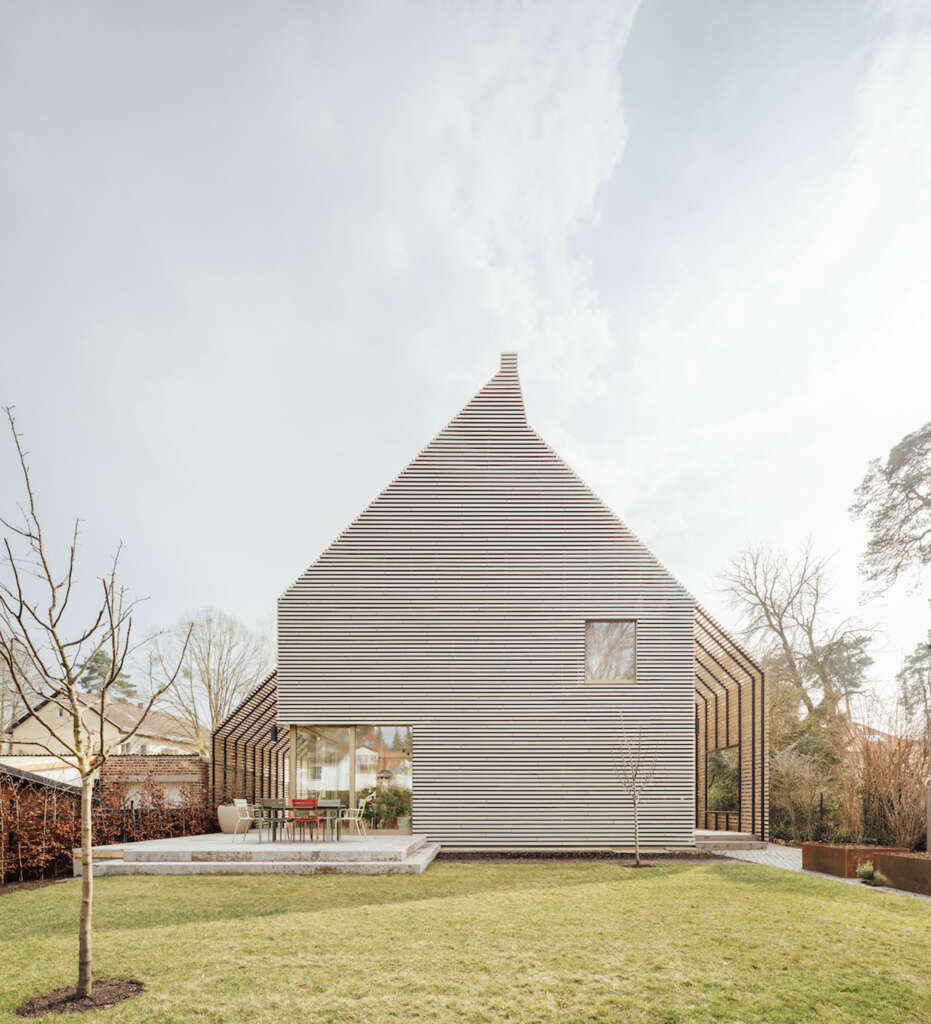 rundzwei Architekten design contemporary gable-roofed house in Berlin