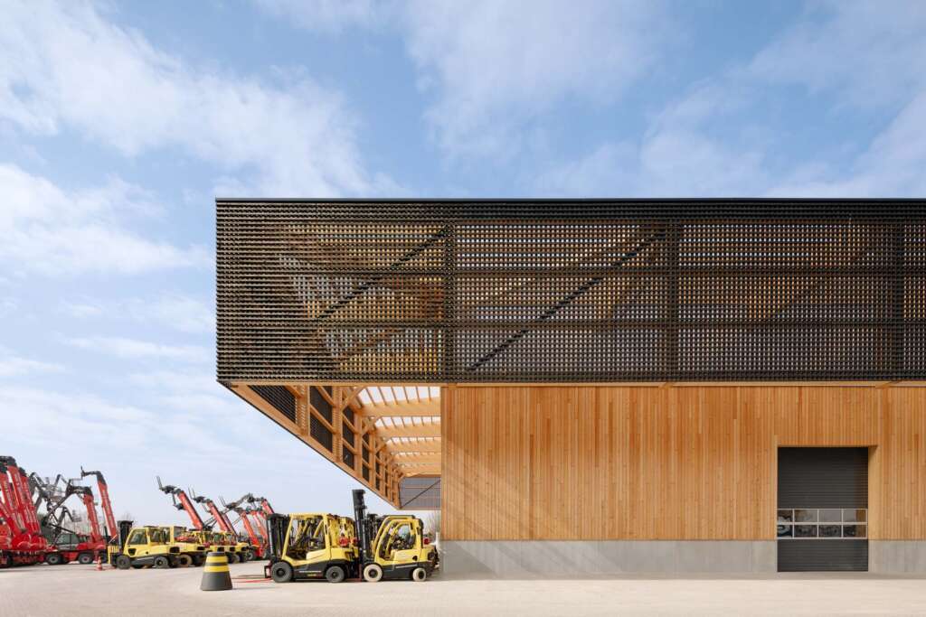 rundzwei Architekten complete timber headquarters and operating facility in Germany