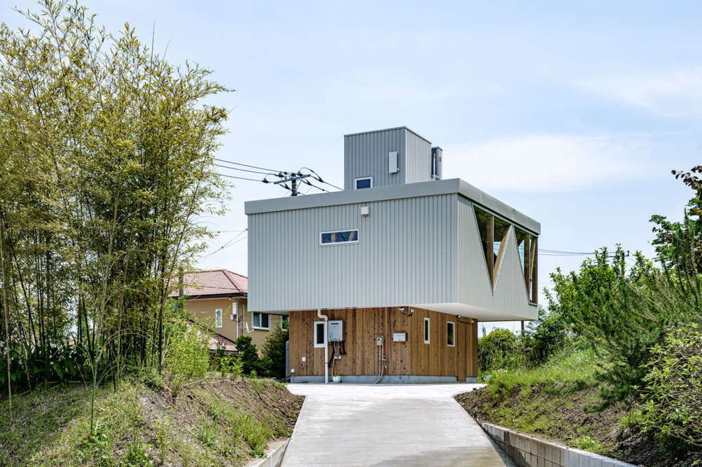kurosawa kawara-ten design raised weekend home on sloping site in Kisarazu