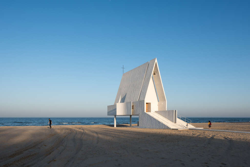 The Seashore Chapel is inspired by an old boat drifting on the ocean waters
