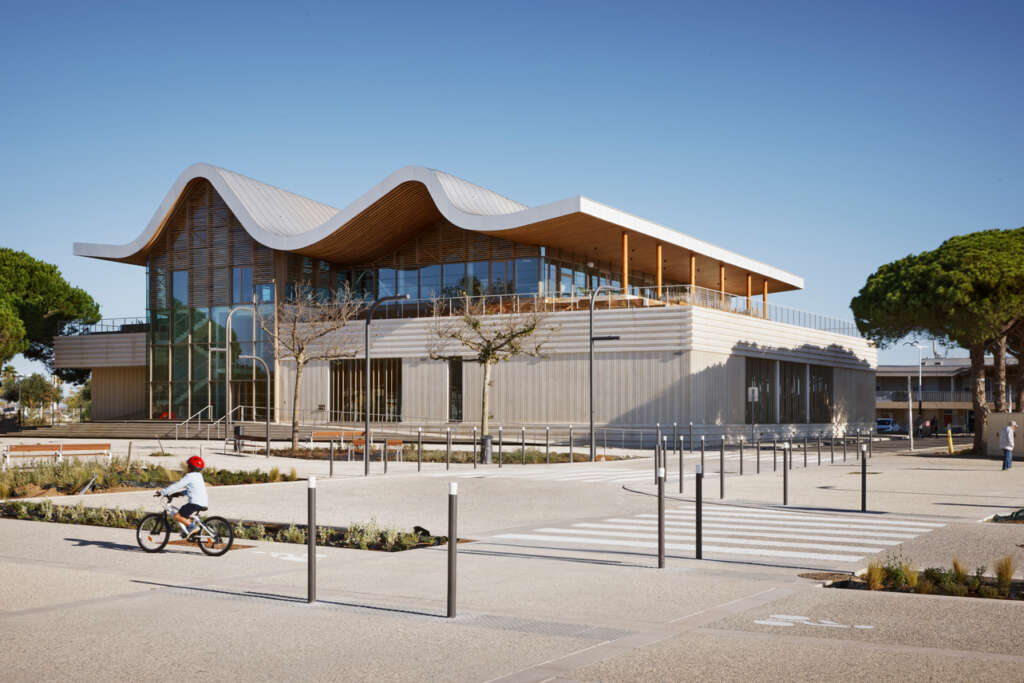 Ateliers A+ complete new Event Hall L’Agora and Ernest Hemingway Media Library in Le Grau-du-Roi