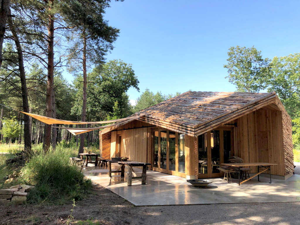 Architecten|en|en create three larch pavilions designed for natural burials in The Netherlands