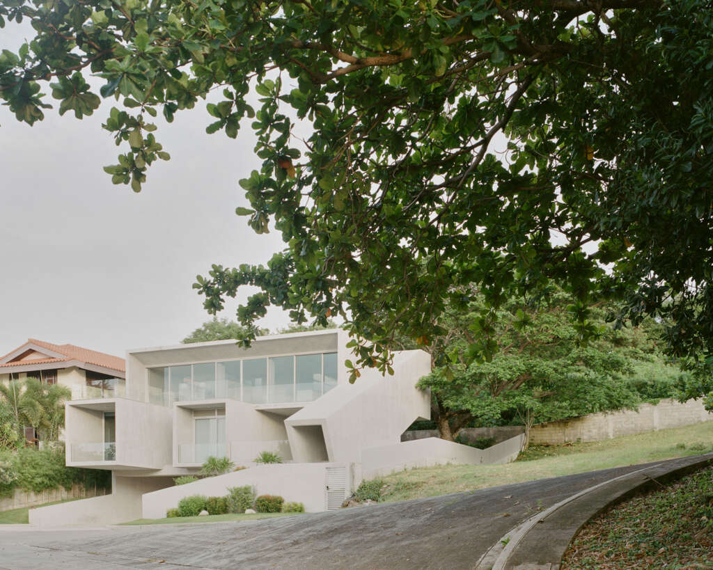 Located in the beachside town of Punta Fuego, the FR House enriches the experience of the waterfront through architecture
