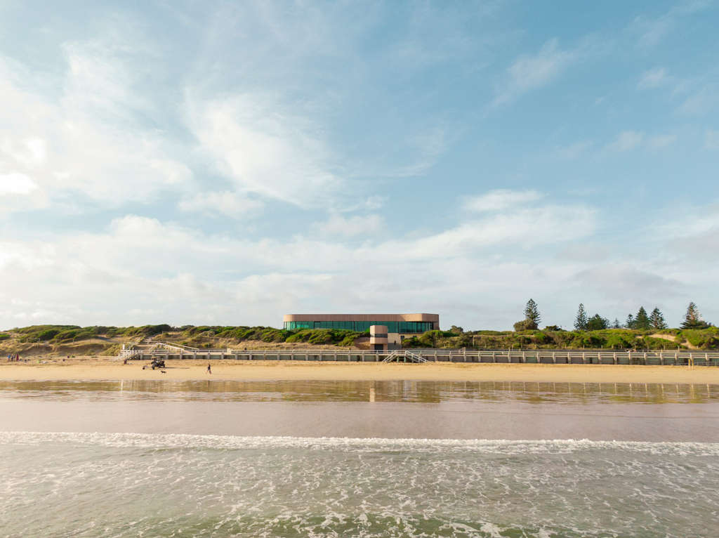 Wood Marsh design a dune-like clubhouse near Melbourne