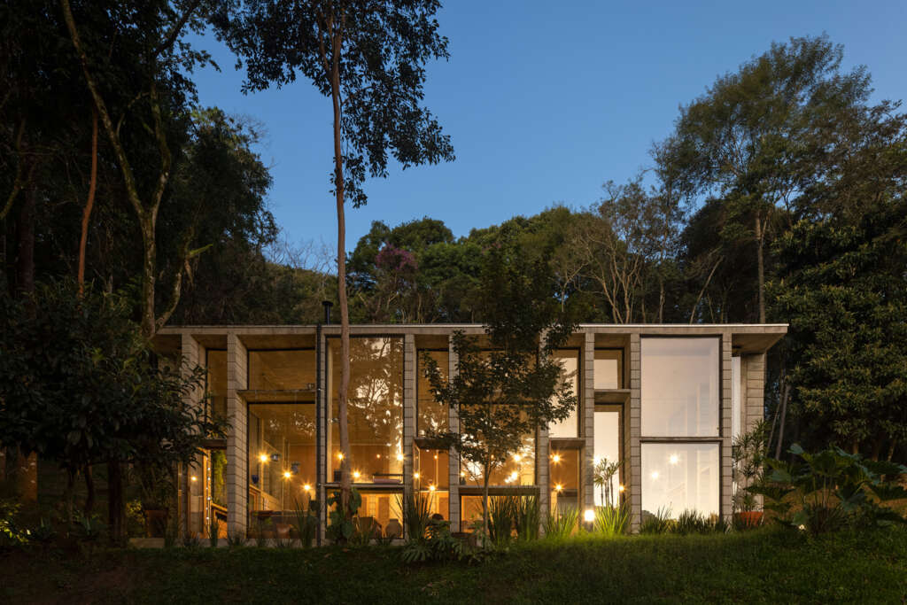 MACh Arquitetos design concrete refuge outside Ouro Preto, Brazil