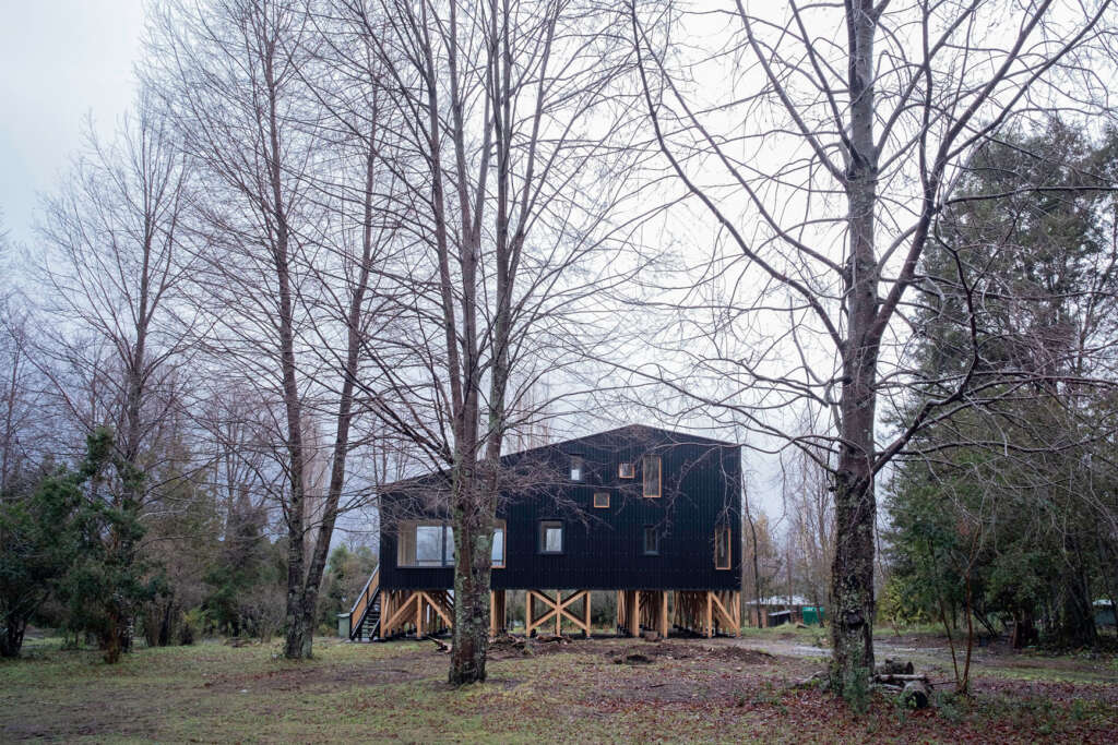 Medio Arquitectura design raised house in Chile to maximize views to Lake Calafquen