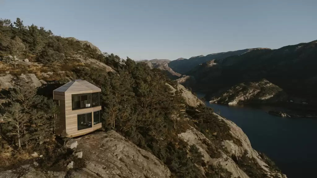 Snøhetta and Vipp unveils nest-like cabins on the edge of Lysefjorden