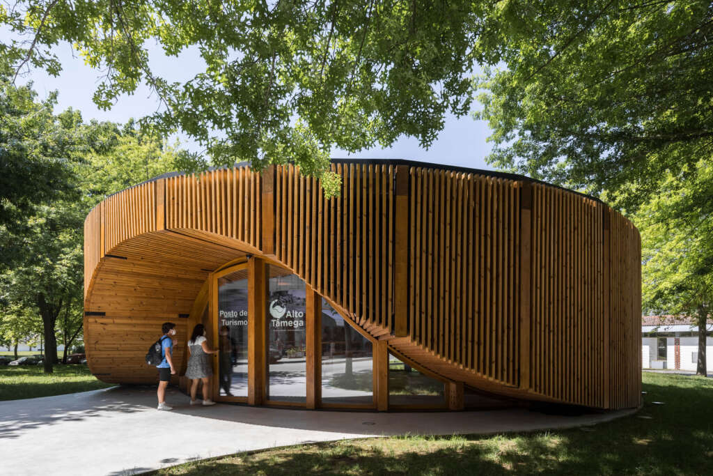 AND-RÉ architecture atelier design wooden tourist center in Portugal