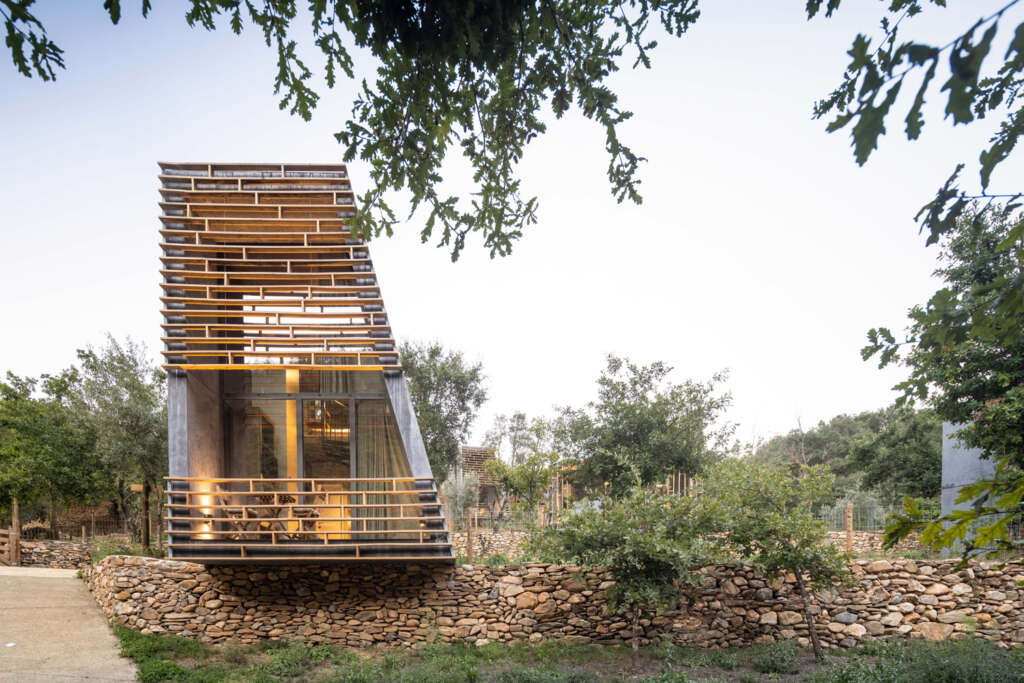 Escape to these remote tourist cabins and getaway houses in Paradinha, Portugal