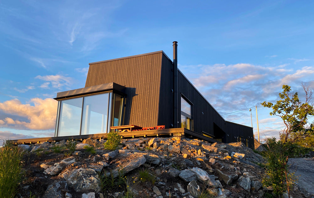 Norwegian cabin offers panoramic views of Senja mountains