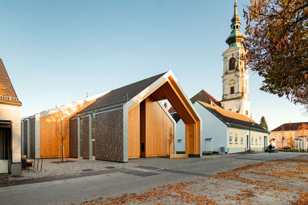 smartvoll architects complete a multi-purpose community center for a small Austrian village
