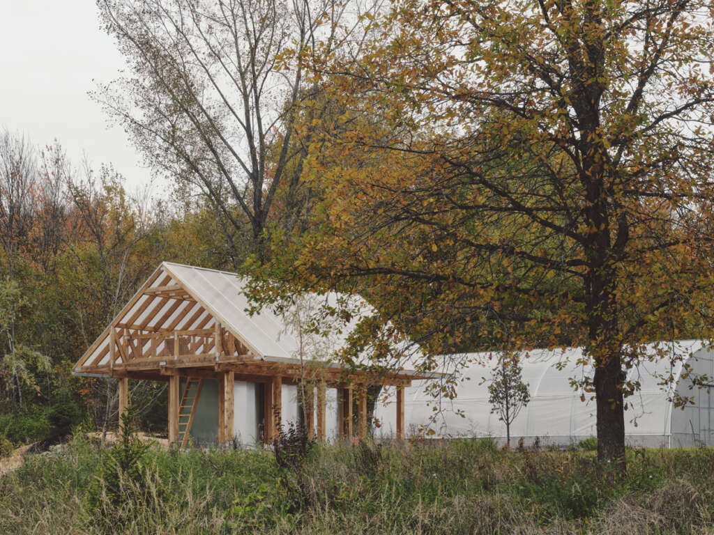 Atelier L'Abri design pavilion among the meadows in rural Québec