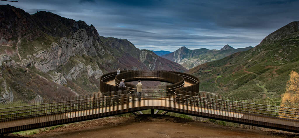 Escape to this 360º viewing platform overlooking the entire Saliencia valley in Spain