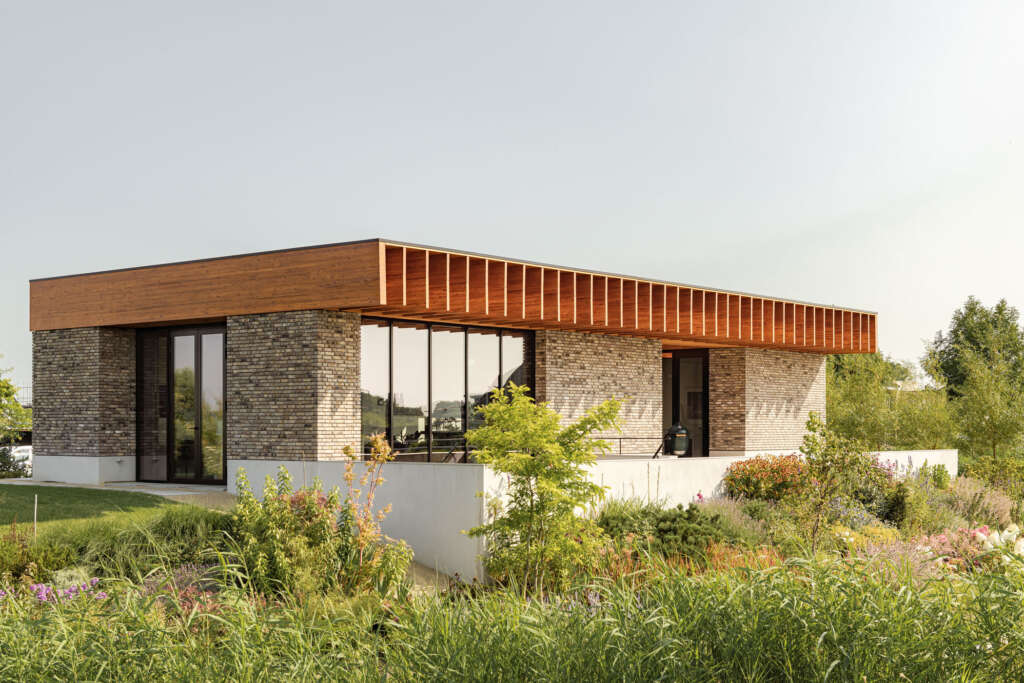 Terphouse is an island home sitting in a polder landscape outside Rotterdam