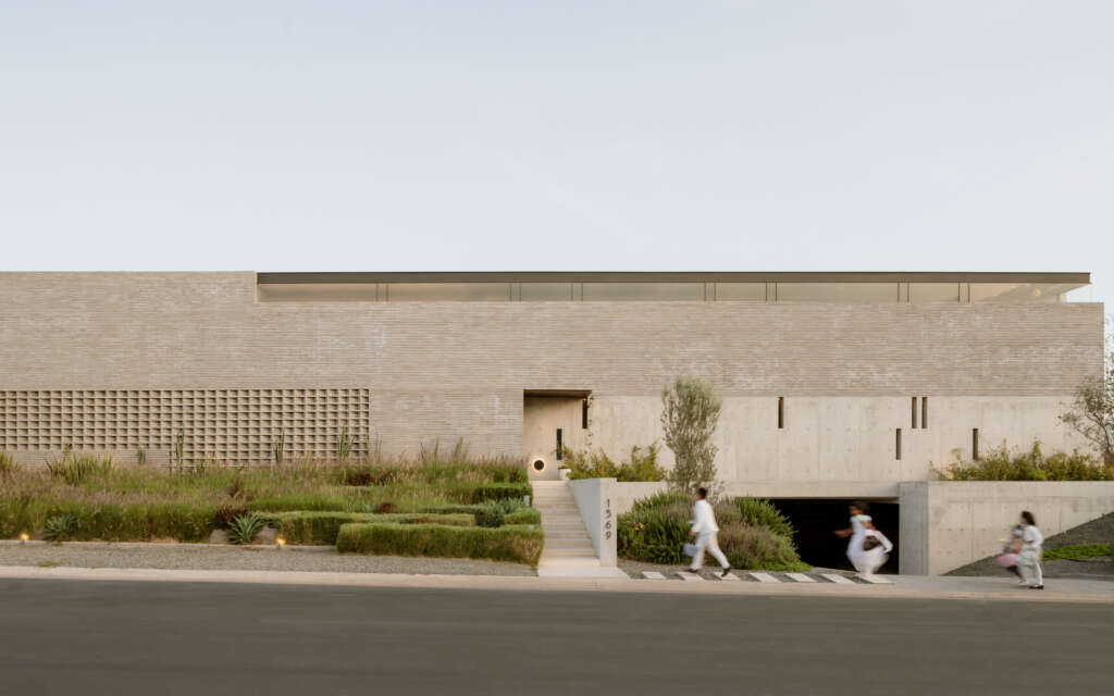 Casa Catedral prioritizes the honesty of materiality, using specially crafted blocks and concrete