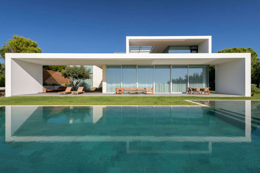 Sea Front Villa frames views across Portuguese Riviera