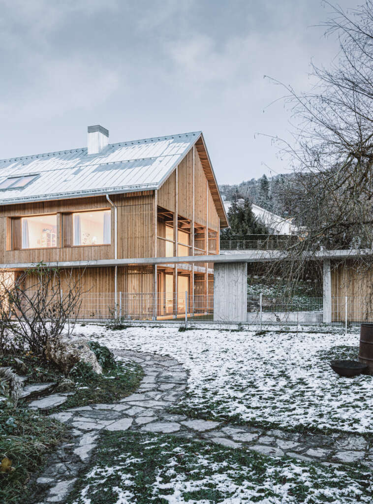 dunkelschwarz complete wooden villa that emphasizes coziness in Austria