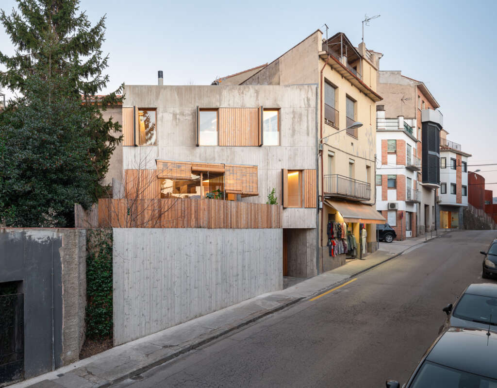 Arnau estudi d'arquitectura complete wood and concrete house in Girona