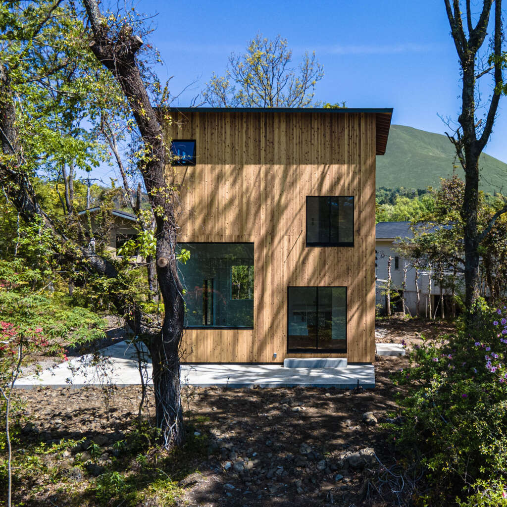 Florian Busch Architects design a weekend home and gallery in Japan