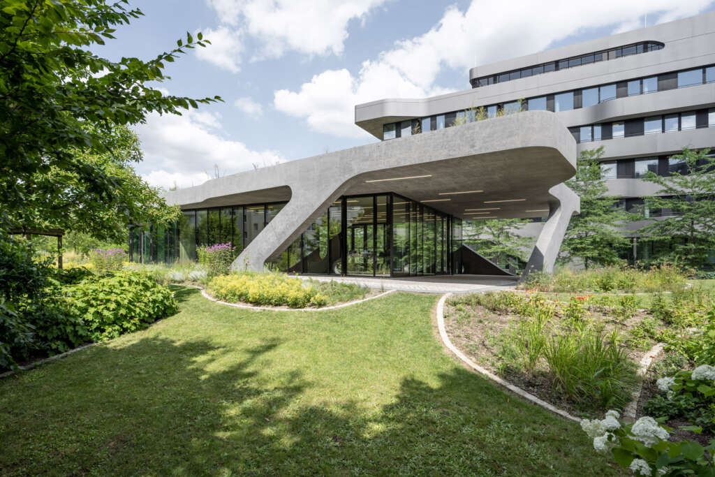 A pavilion in the park: FOM University adds a new social space to its Duesseldorf Campus