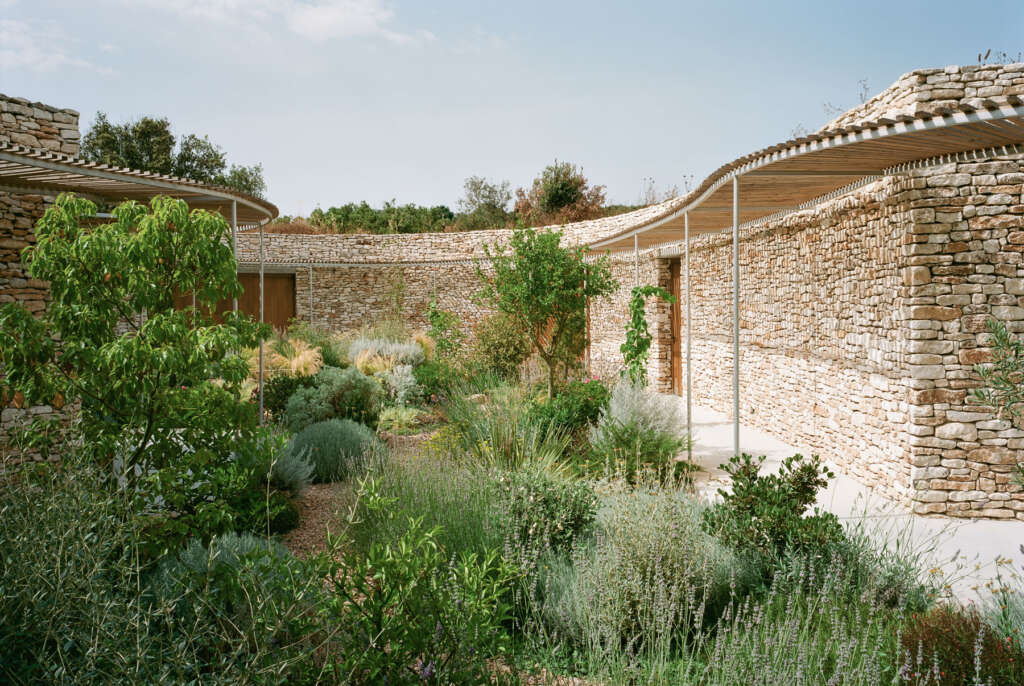 ORMA architettura design curving stone wall  for hotel in Corsica