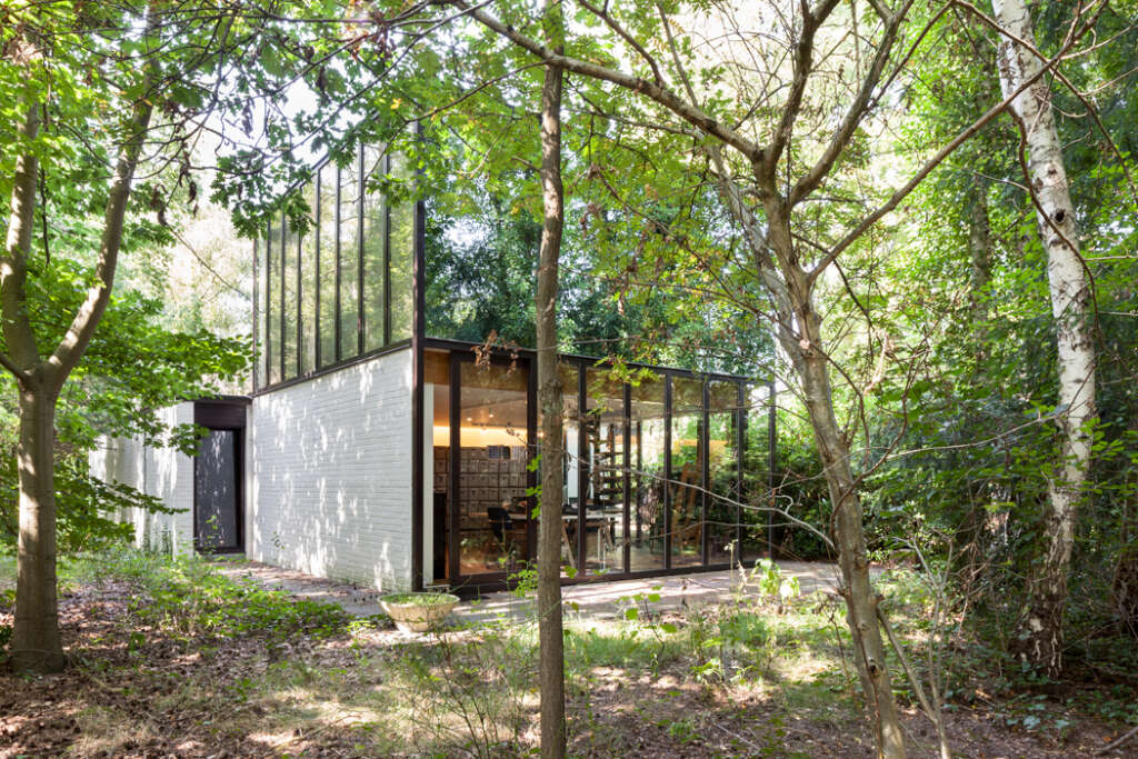 B-bis architecten converts small Belgian villa into mirrored retreat