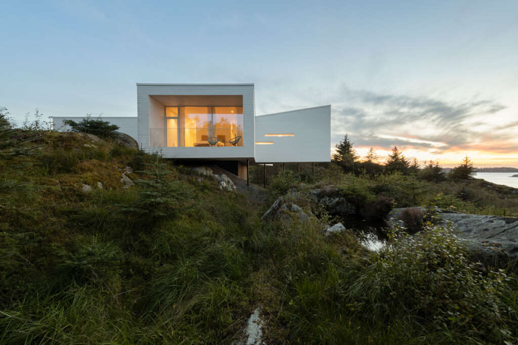 Saunders Architecture designs island retreat with expansive views to nearby archipelago