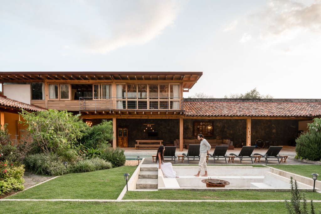 Escape to this vernacular and sensorial weekend retreat by Práctica Arquitectura