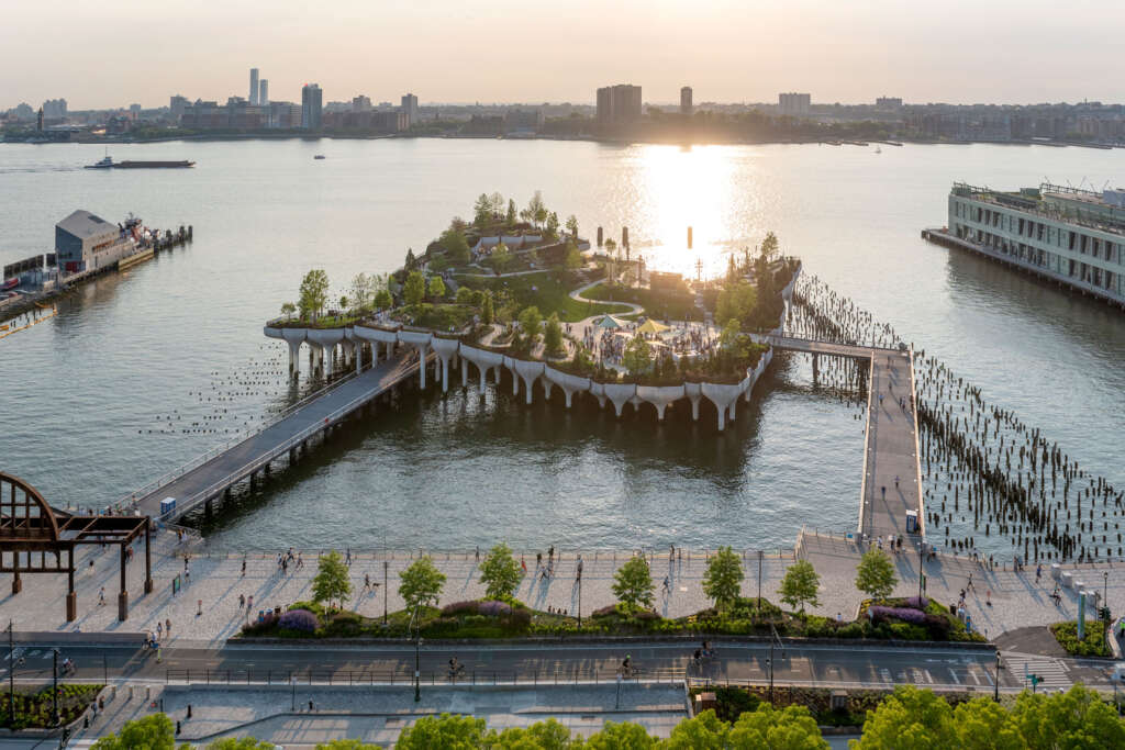 Heatherwick Studio complete new public park on top of the Hudson River