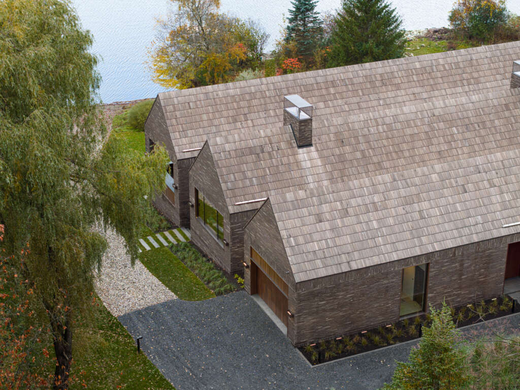 Atelier Échelle reinterprets the vernacular barn architecture of rural Québec for a contemporary, art collectors’ residence