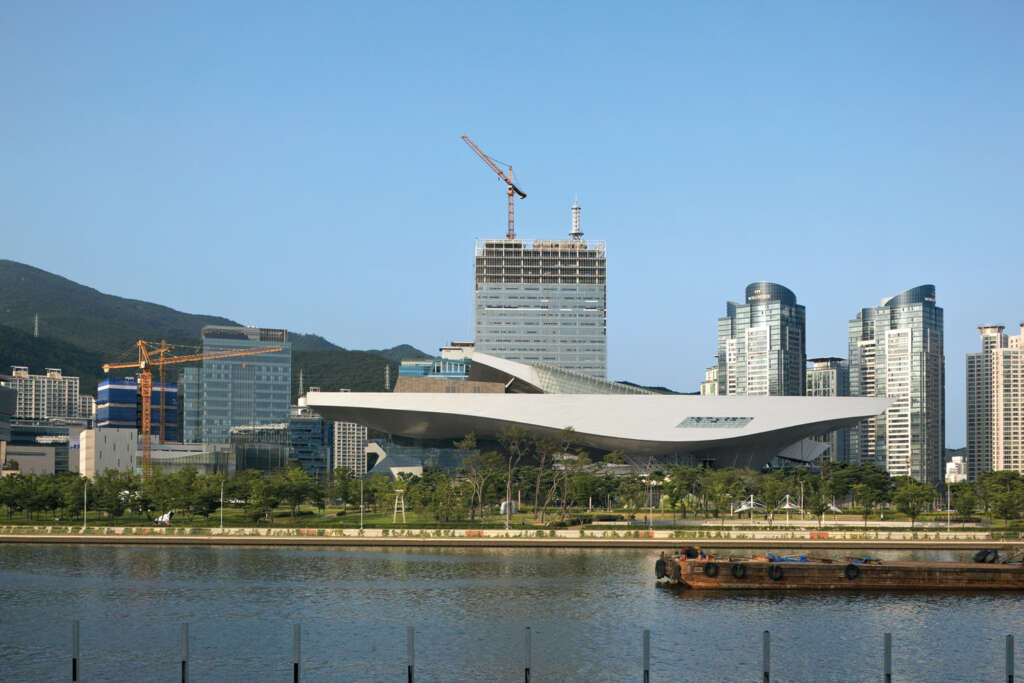 COOP HIMMELB(L)AU designs a cinema and cultural landmark for Busan