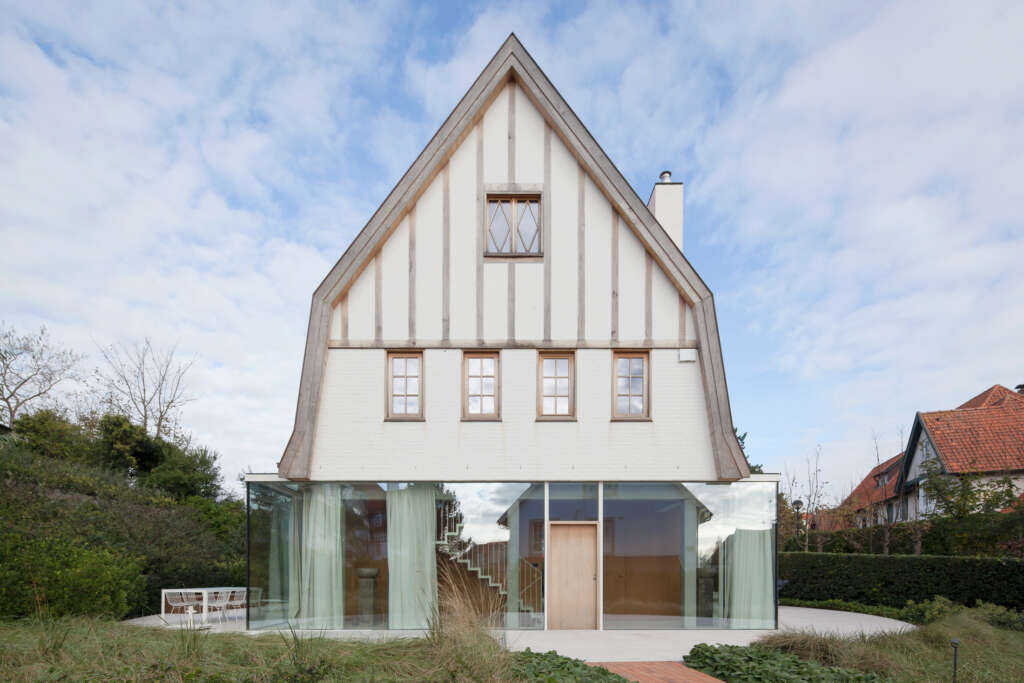 Delmulle Delmulle reimagine Belgian cottage as a new transparent villa