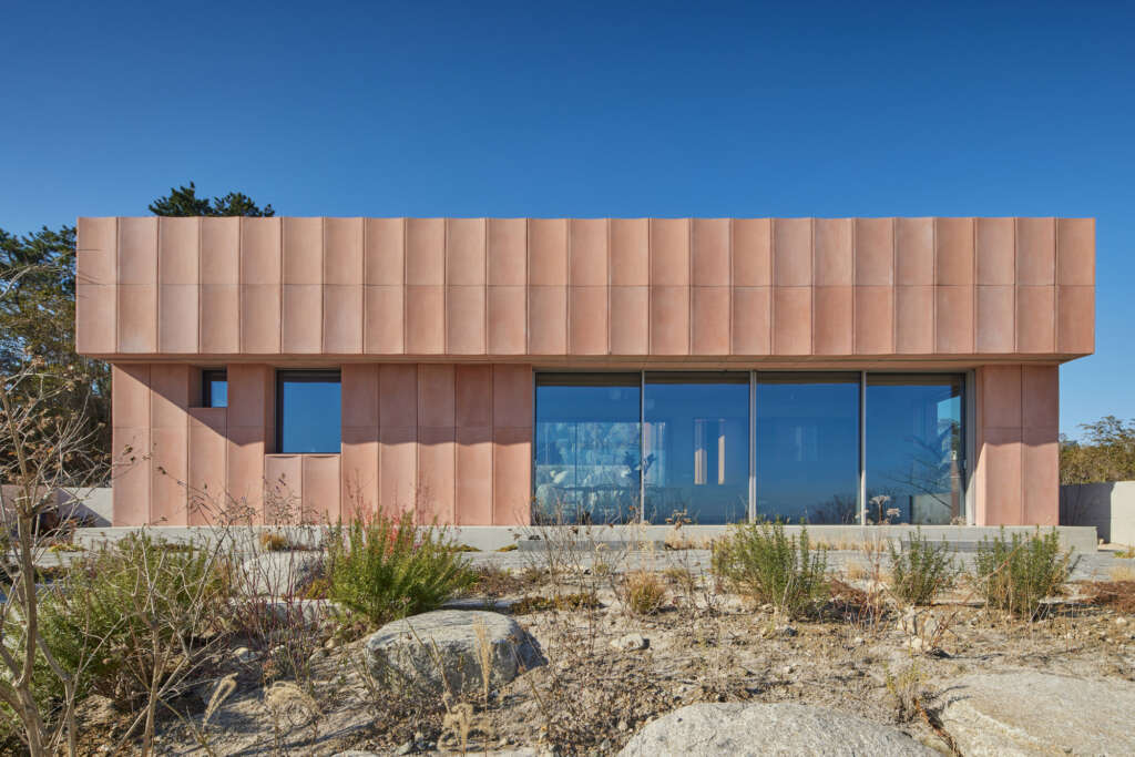 Studio Weave top Korean clifftop with paneled courtyard house to capture first light