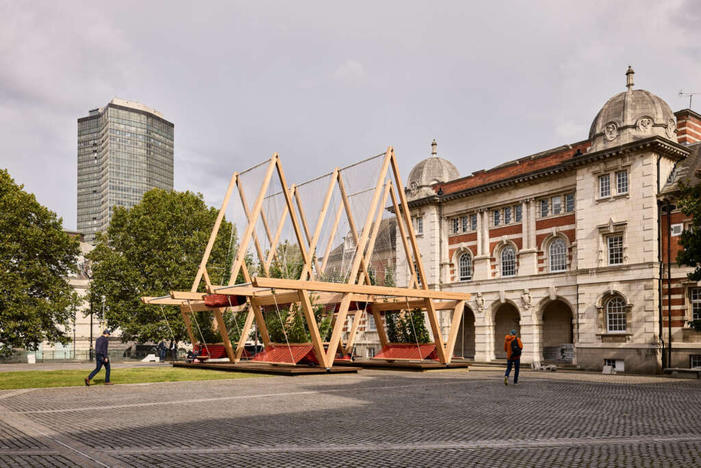 VERD° SPACE is a free-standing green structuring designed for micro-climate cooling